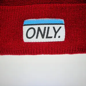 Шапка ONLY New York бордовая
