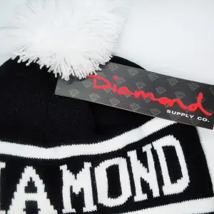Шапка Diamond чёрная с белым помпоном