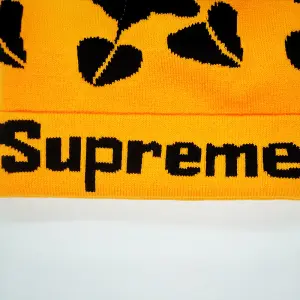 Шапка Supreme оранжевая с помпоном